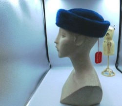 betmar blue felt pin side a